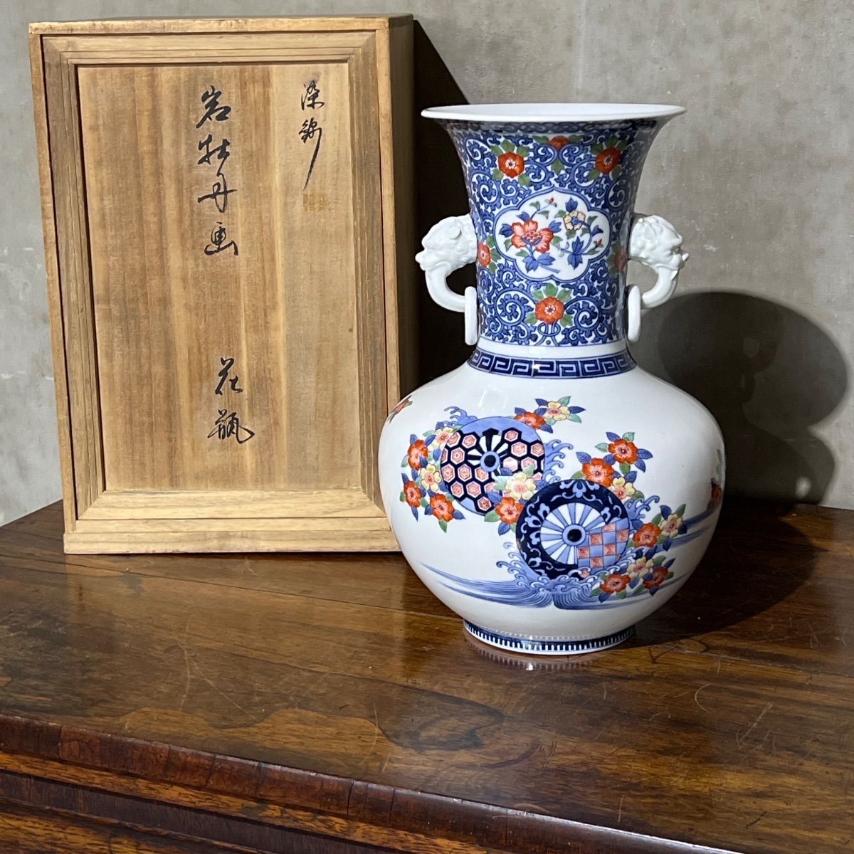 樋渡陶六作　無形文化財【有田焼／伊万里 焼】染錦花水車文 獅子環耳付 大花瓶