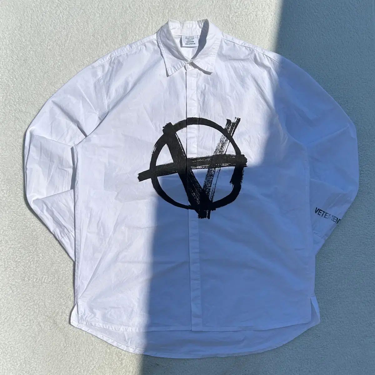 VETEMENTS 白 アナキ プリンティング シャツ
