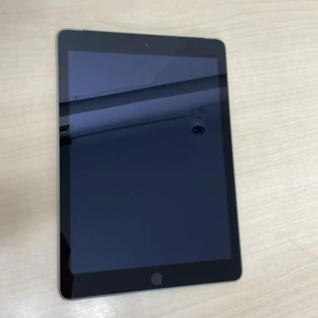 iPad 第5世代 32GB au Wi-Fi+Cellular 傷あり - メルカリ