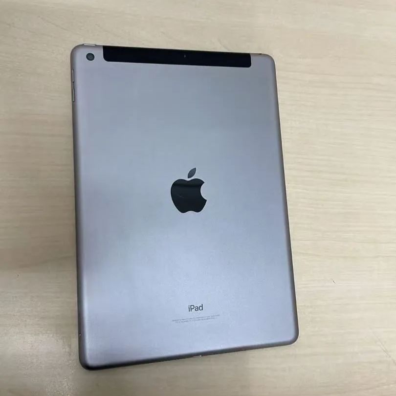 iPad 第5世代 32GB au Wi-Fi+Cellular 傷あり - メルカリ