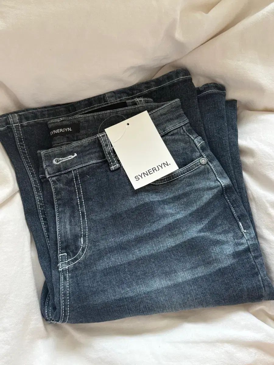 シネデニム キャットウォッシュ ジーンズ (ブーツカット) 11,813円