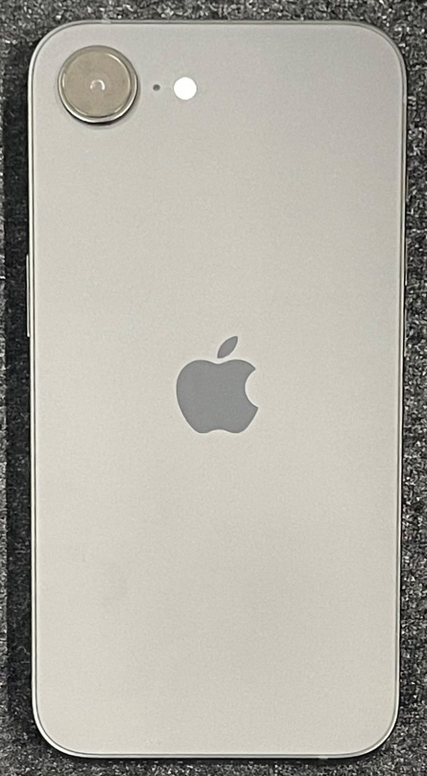au iPhone 16e 128GB デモ機 中古 スマホ - メルカリ