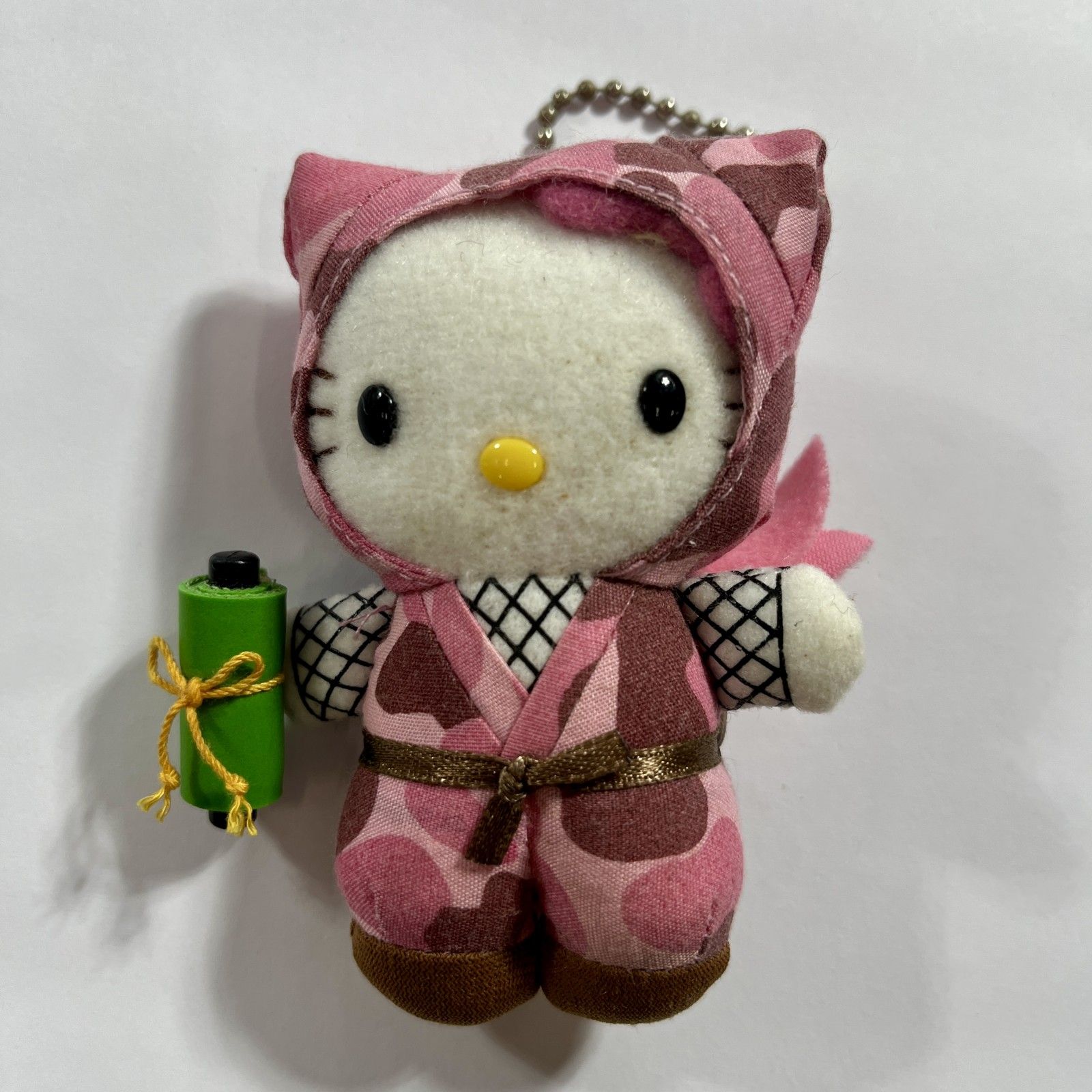 タグ付き サンリオ　ハローキティ 迷彩 忍者 キーホルダー レトロ 平成レトロ Hello Kitty ハローキティ 忍者 迷彩マスコット