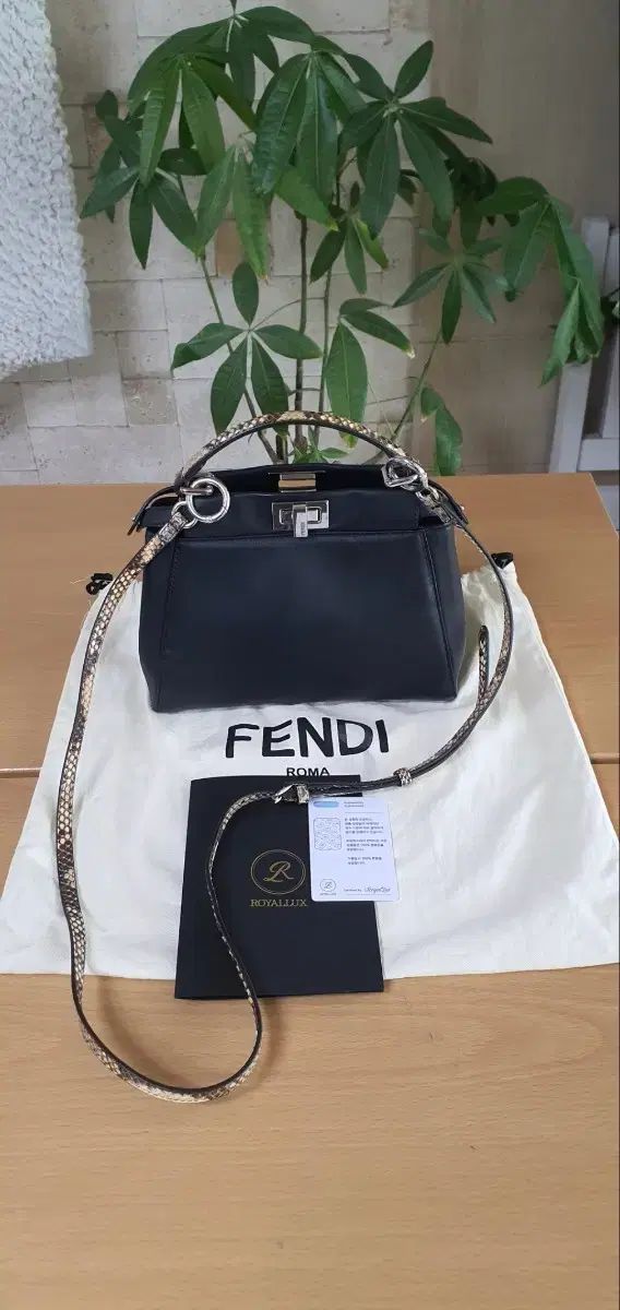 フェンディ ピーカブー ミニ MONSTER クロスバッグ/ショルダーバッグ 正規品 S級 (鑑定書O)
