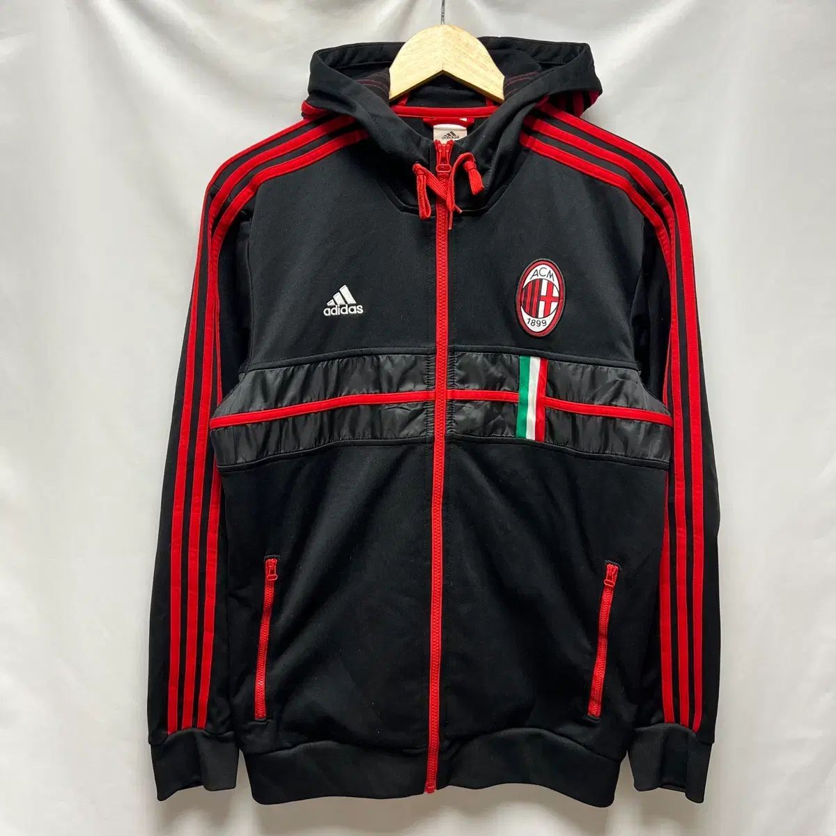 正規品/105 adidas ACミラン 3本線 フードジップアップ 黒赤 トラックジャージ