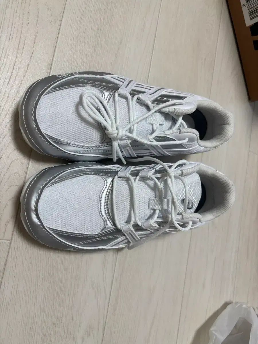 新品) アシックス ハイパーシンク ホワイトシルバー 235