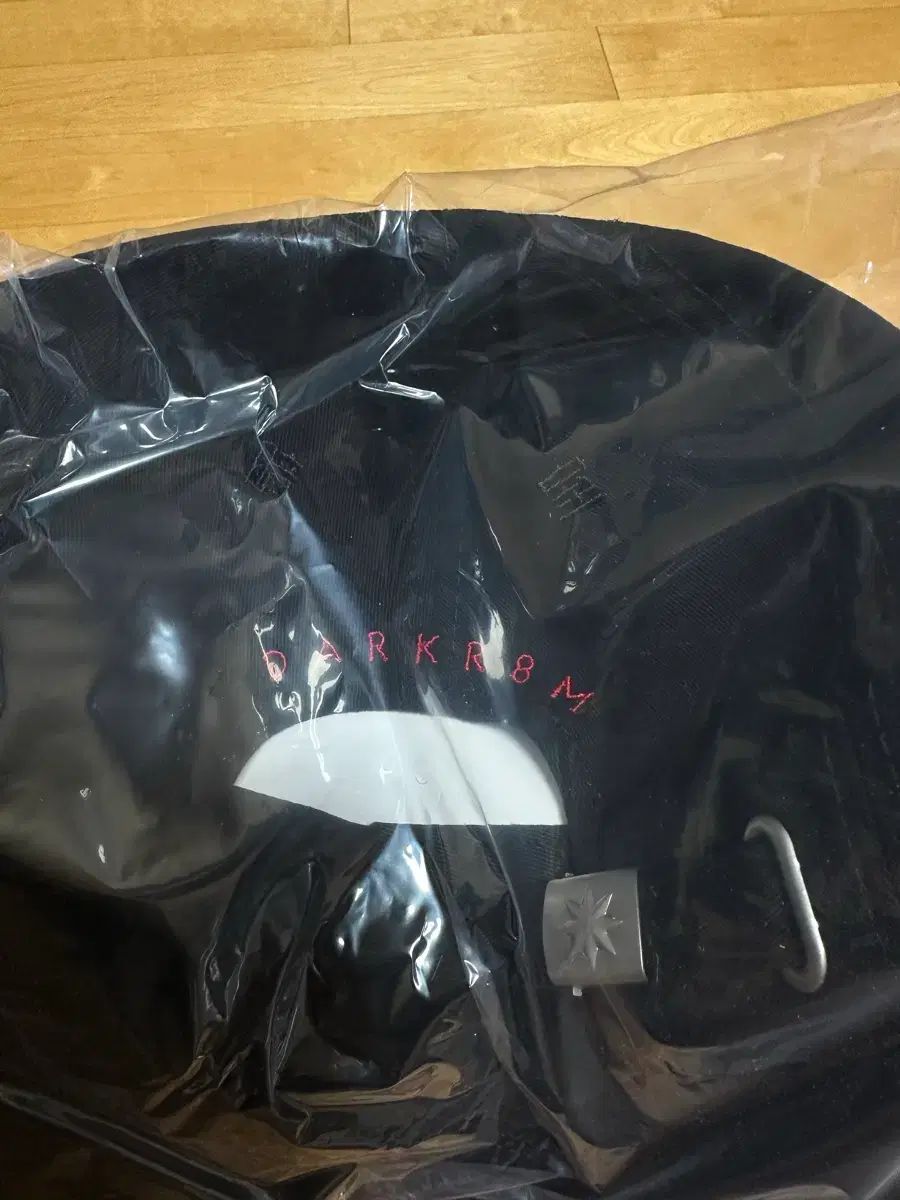 ダークルーム スタジオ 暗室 ベーシック ロゴ ベースボールキャップ レッド