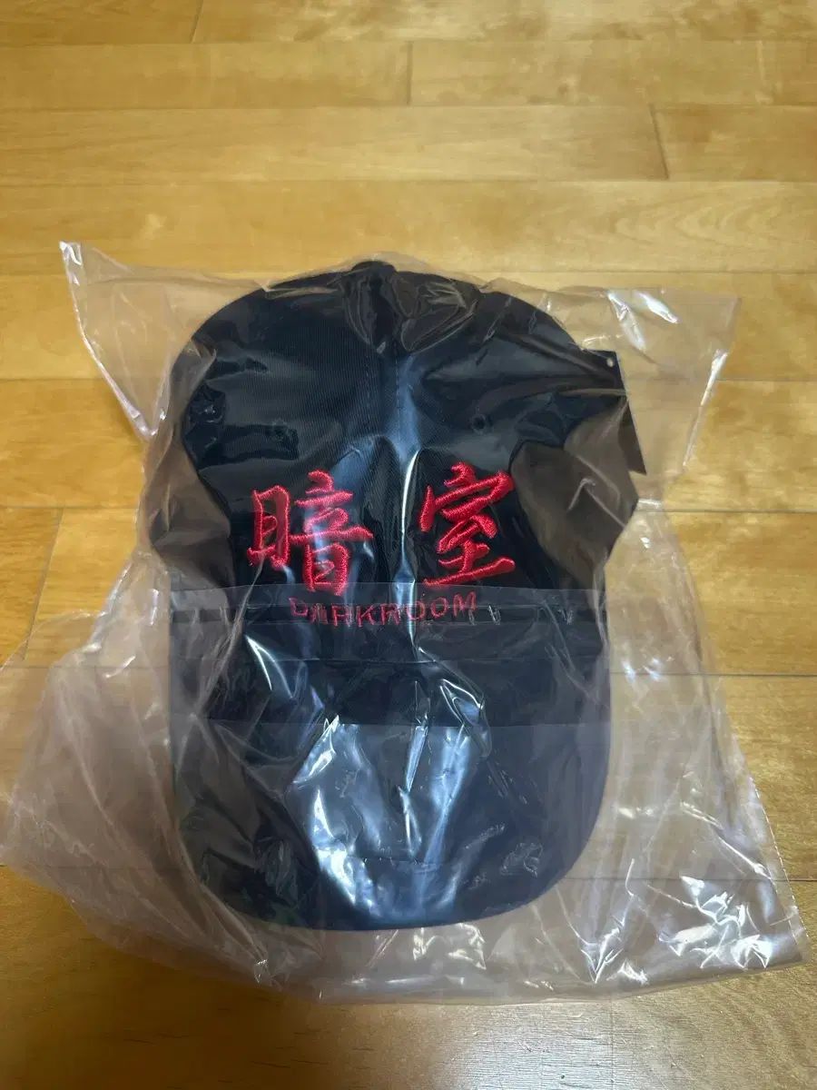 ダークルーム スタジオ 暗室 ベーシック ロゴ ベースボールキャップ レッド