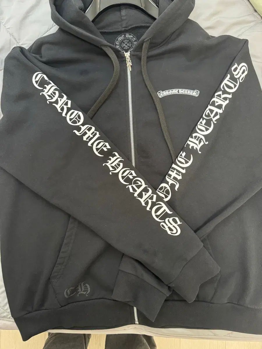 CHROME HEARTS クロムハーツ スクロール ロゴ フードジップアップ (正規品) L