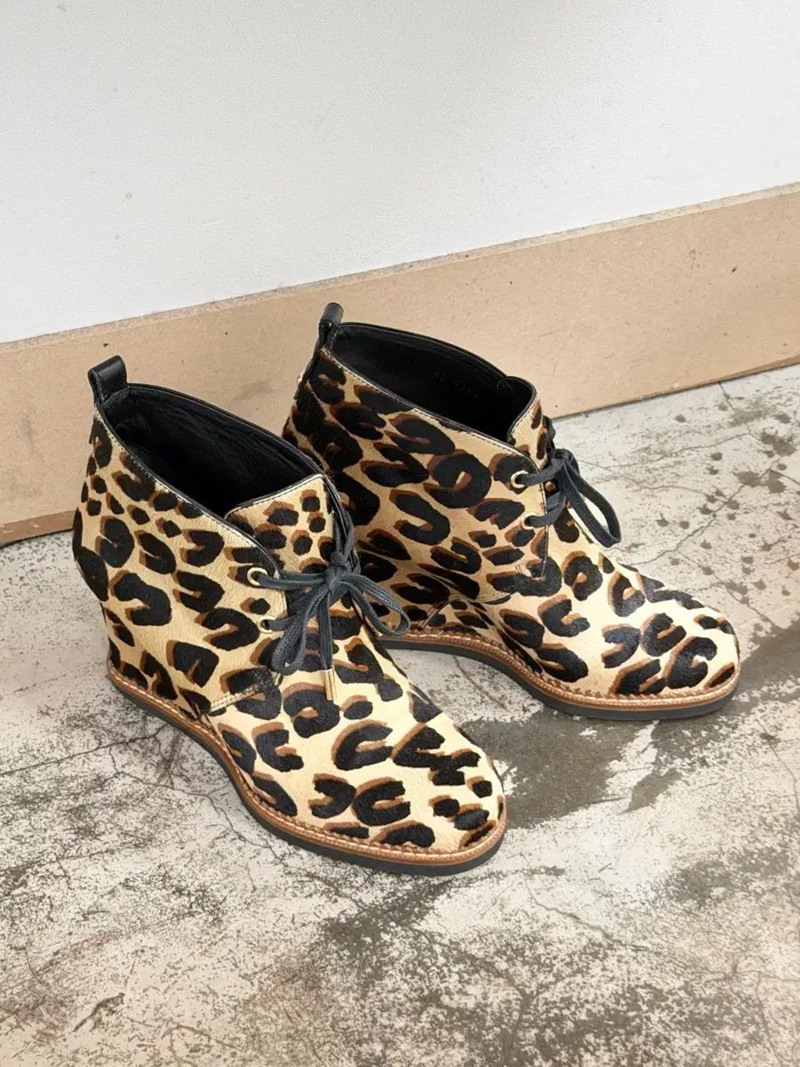 Louis Vuitton ルイヴィトン ヒョウ柄 レオパード カーフレザー レースアップ ウェッジ ヒール 37 Louis Vuitton ルイヴィトン ヒョウ柄 レオパード カーフレザー レースアップ ウェッジ ヒール 37