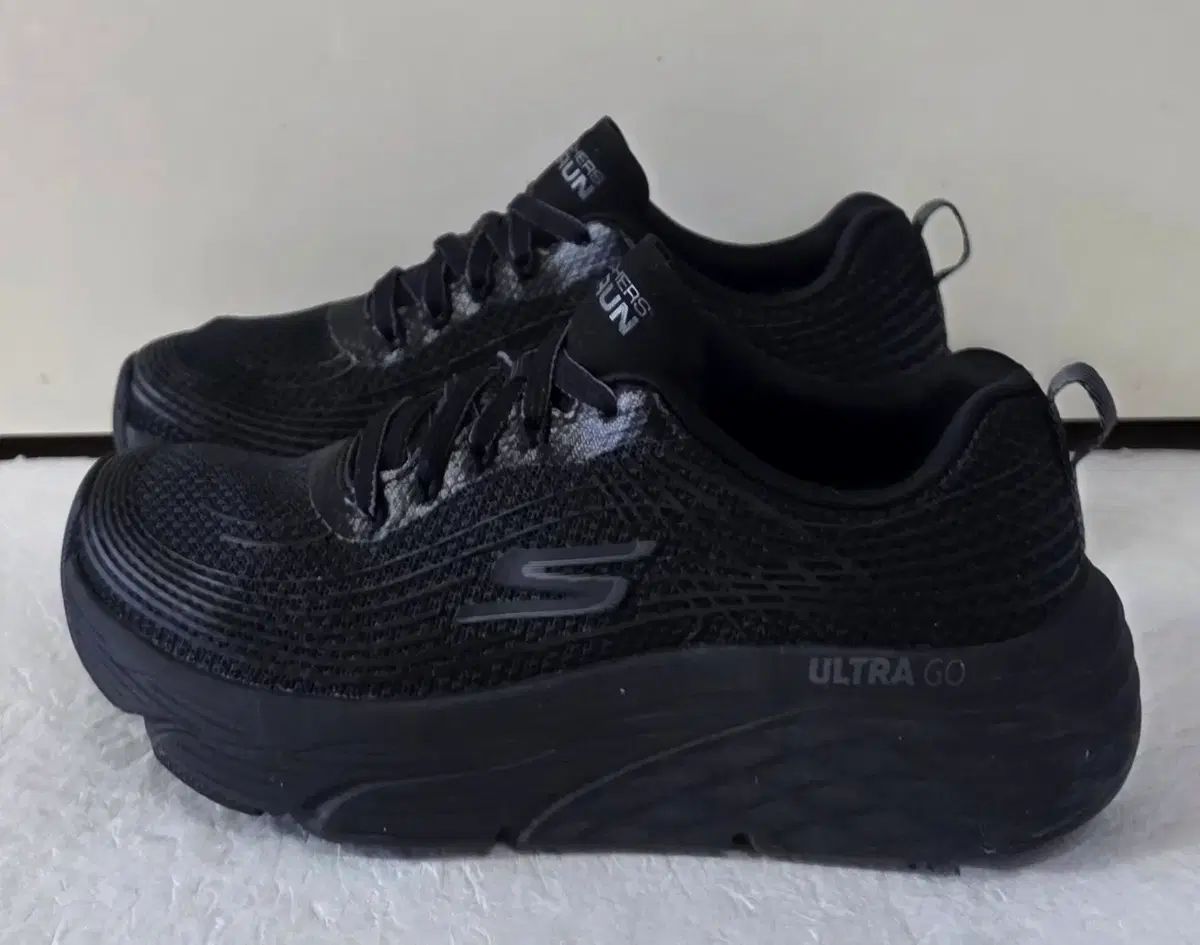 235 SKECHERS マックスクッショニング エリート ピュアブラック