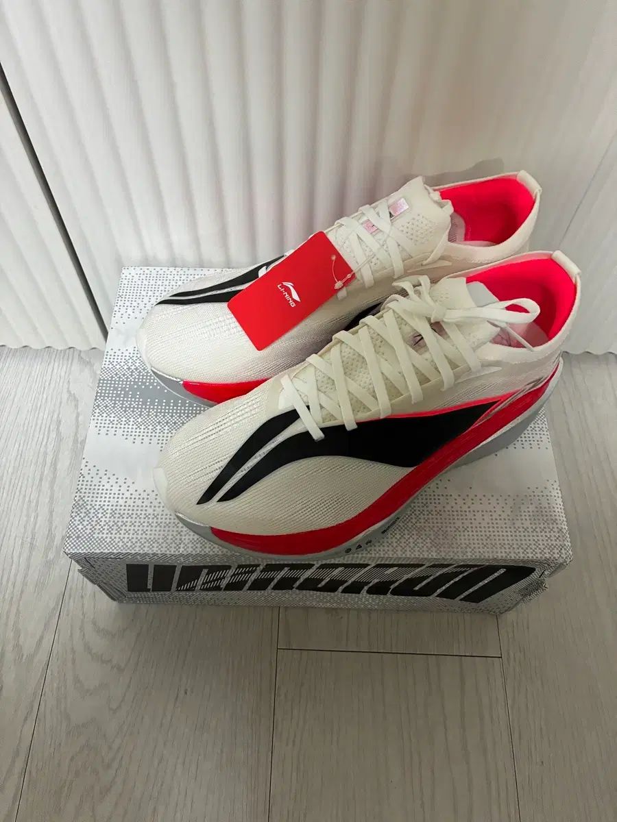 (275) 新品 LI-NING(リーニン) 페이디안 6 エリート 샴페인 白