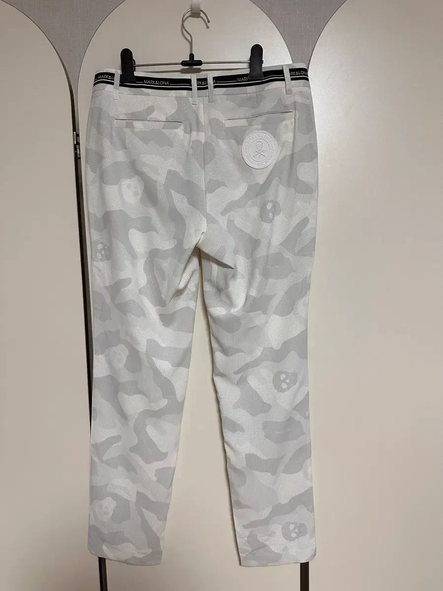 MARK & LONA マークアンドロナ カモフラージュ ゴルフパンツ 白 新世界購入 MARK & LONA マークアンドロナ カモフラージュ ゴルフパンツ 白 新世界購入