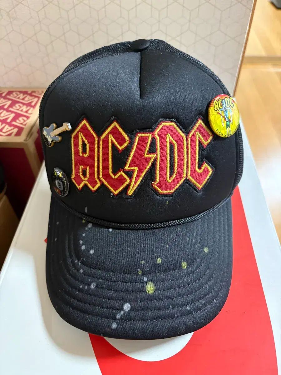 メイドONE AC/DC トラッカー キャップ