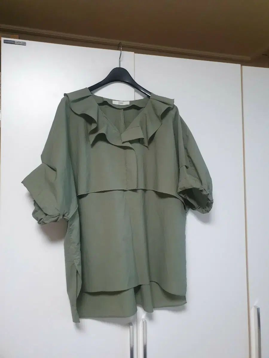 ZOOC ジューク カーキ色 フリル ブラウス