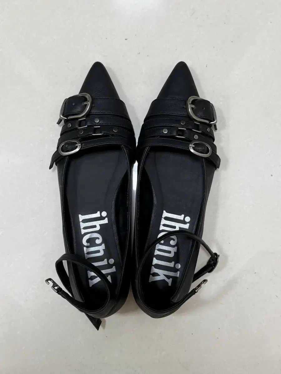イクニック 904 four belted steletto flats / bla