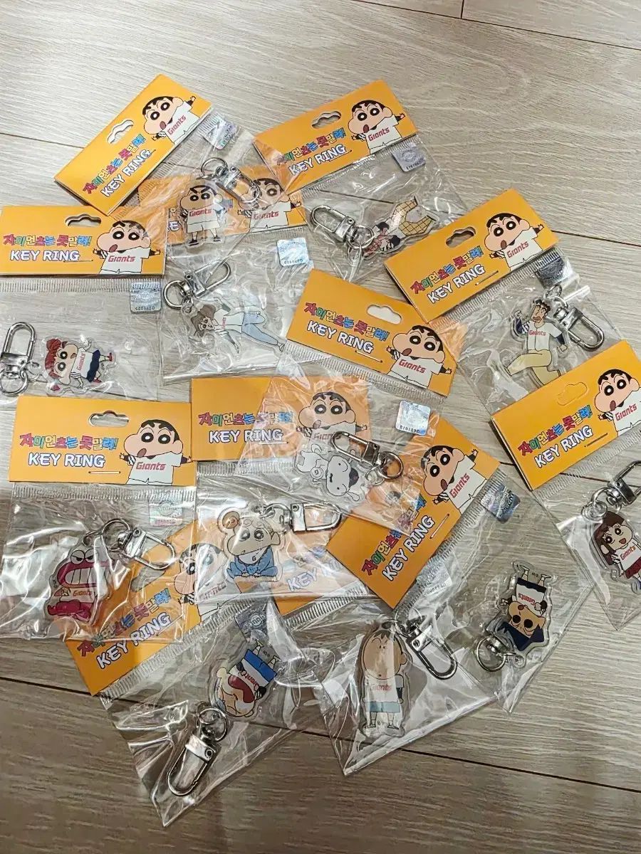 ロッテ・ジャイアンツ クレヨンしんちゃん キーホルダー