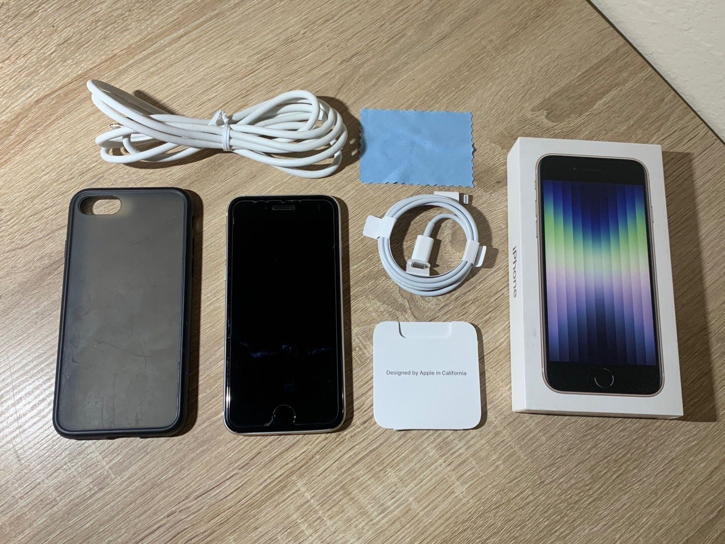1635 Apple iPhone SE 第三世代 64GB スターライト 動作確認済み【ネ】