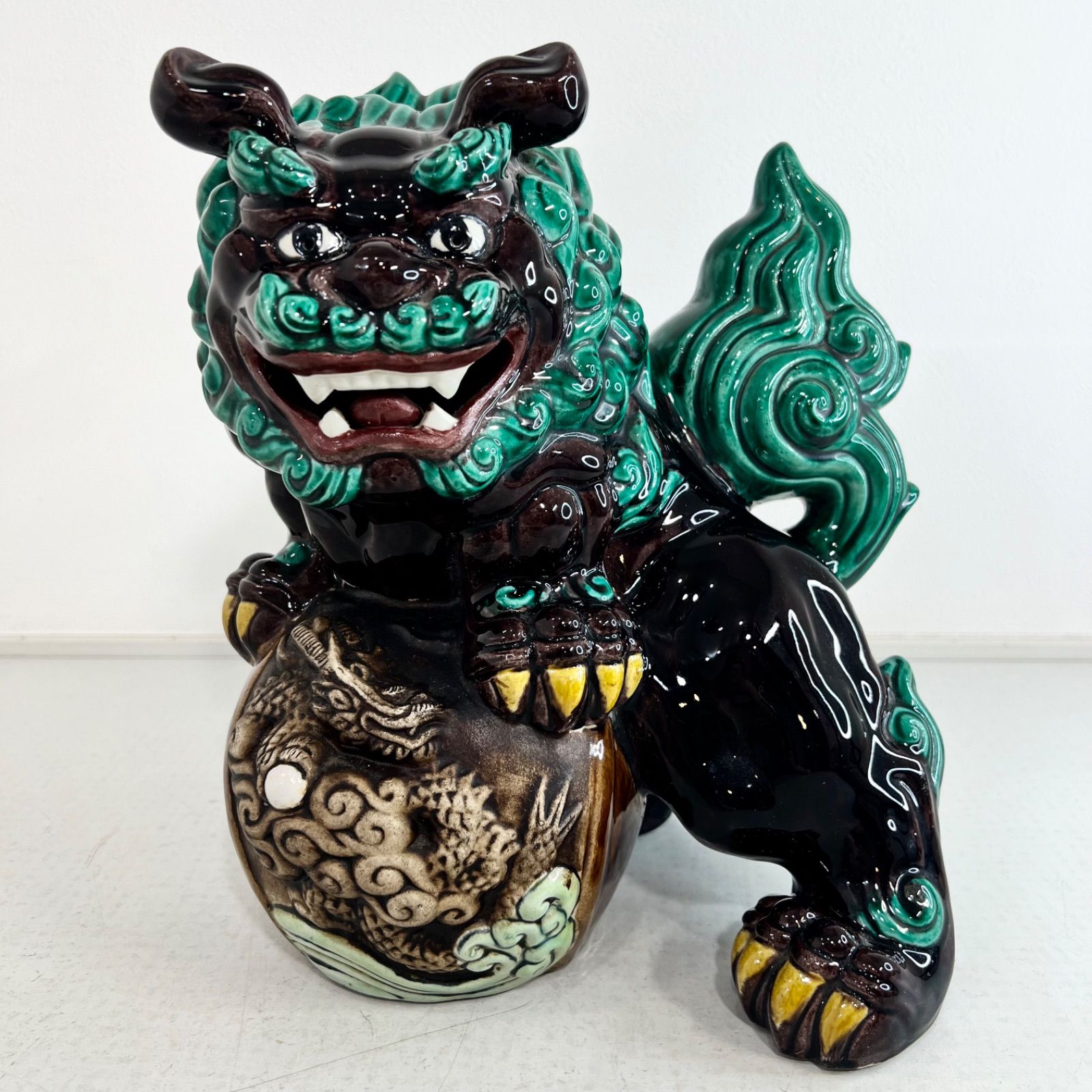 【中古】九谷焼 八幡窯 色絵 玉乗り獅子 唐獅子 置物 飾り 焼き物 インテリア