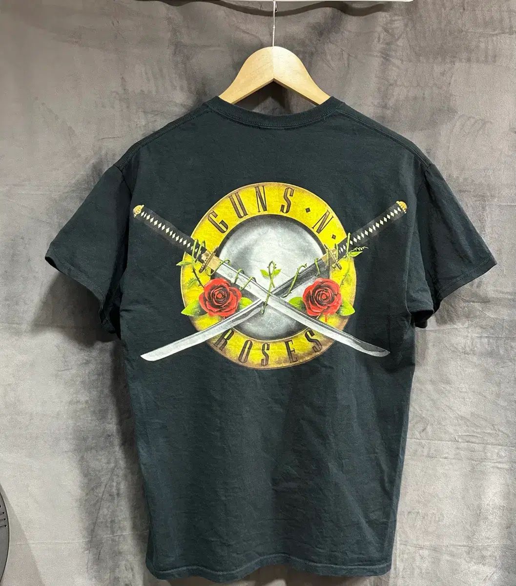 ガンズ・アンド・ローゼズ(Guns N Roses) バッグプリント バンド半袖Tシャツ M
