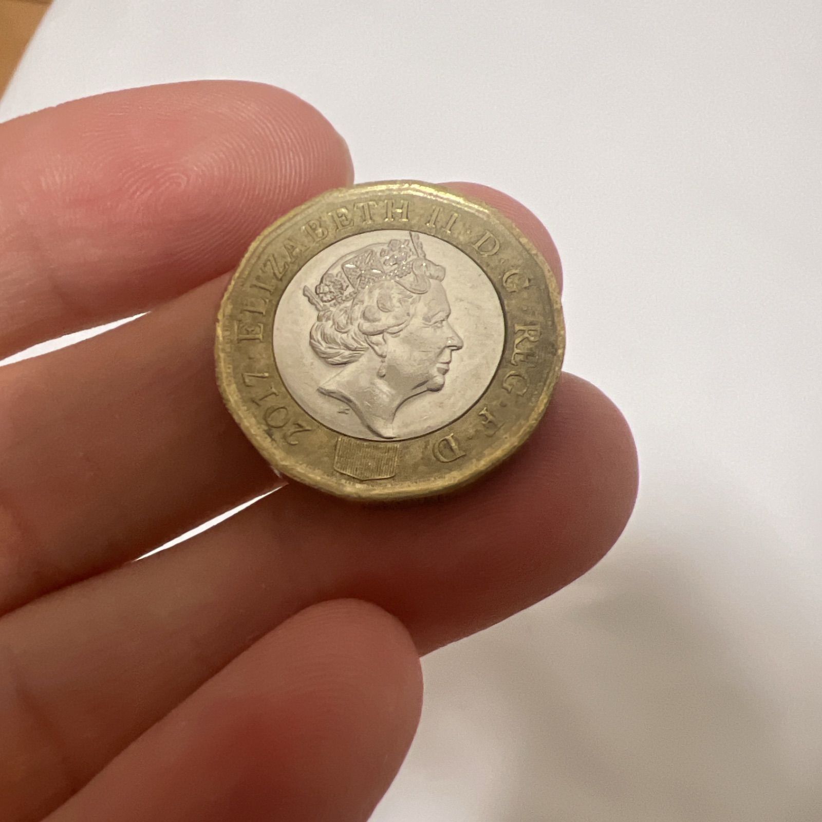 イギリス 2017年 エリザベス2世 新1ポンド硬貨 バイメタル - メルカリ