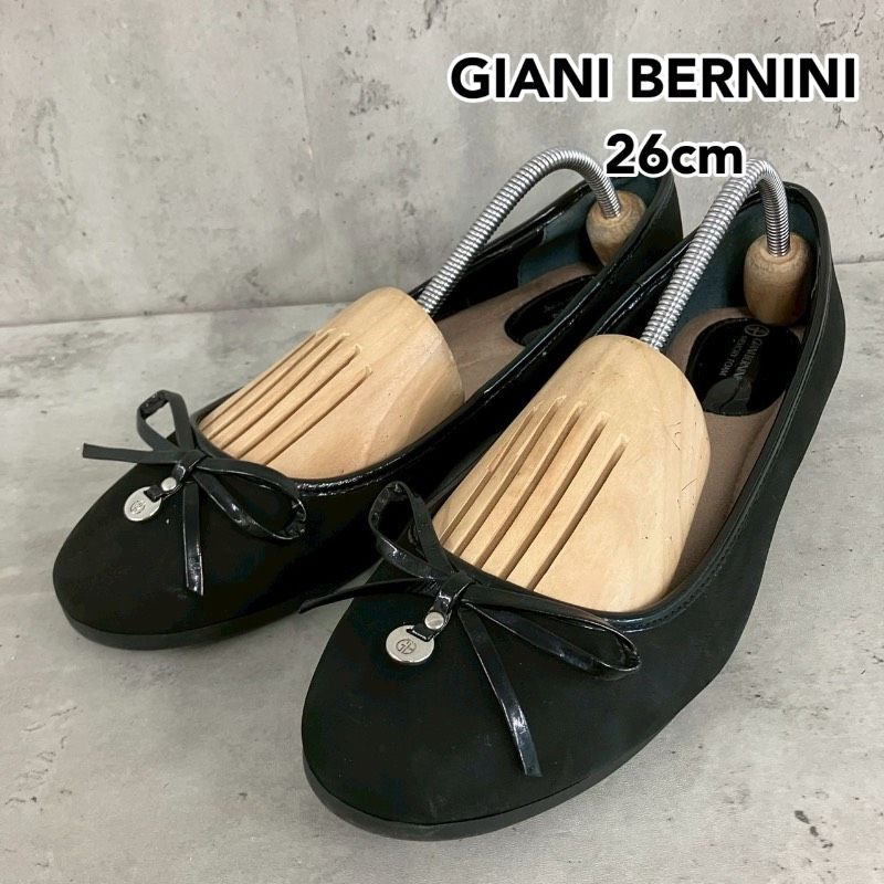 GIANI BERNINI ジャーニベルニーニ 26cm ブラック 黒 フラットシューズ バレエシューズ パンプス ローヒール メモリーフォーム 低反発 リボン チャーム スエード調 スウェード調 ラウンドトゥ ★ ■■