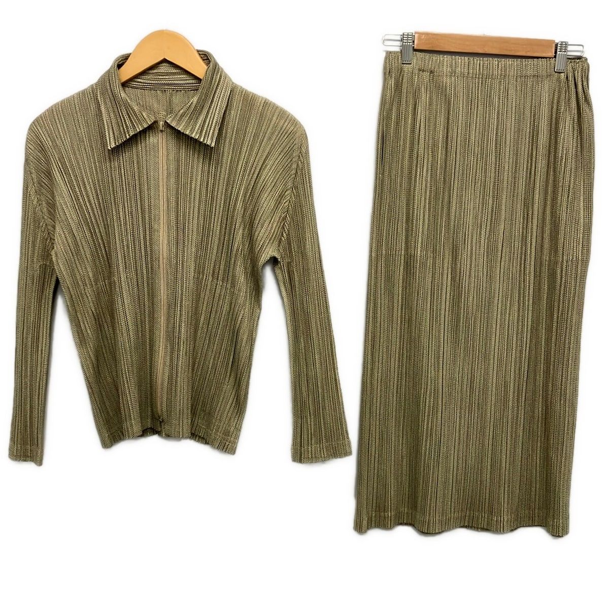 美品✨PLEATS PLEASE 家紋柄 総柄 ツートーン トップス ベージュ PLEATS PLEASE(プリーツプリーズ) スカートセットアップ レディース美