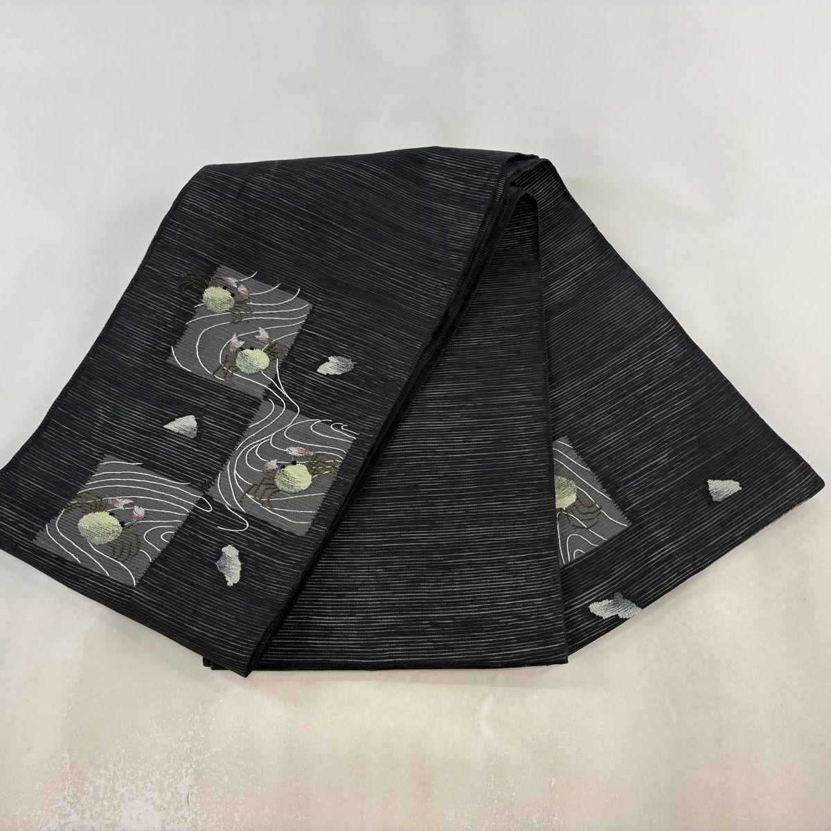 袋帯 名品 流水 箔 黒 お太鼓柄 正絹 【中古】 袋帯 お太鼓柄 箔 証紙 灰紫 段縞