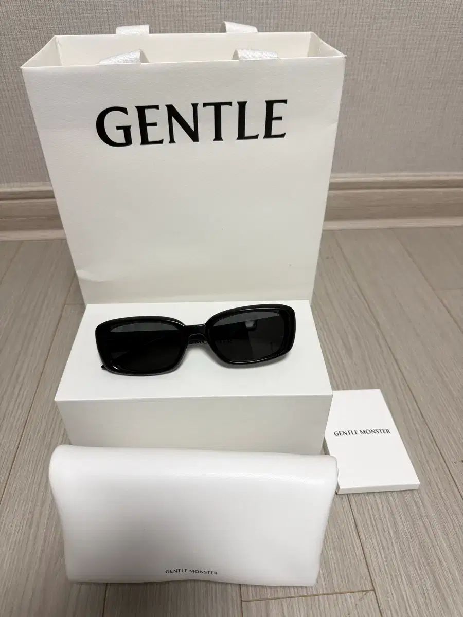 GENTLE MONSTER(ジェントルモンスター) 린 01 ブラック サングラス