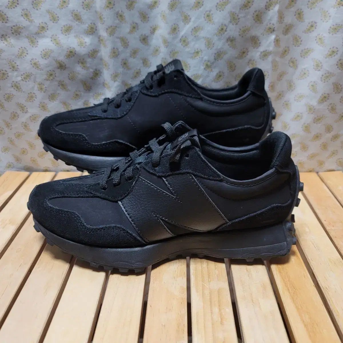 ニューバランス 327 トリプル ブラック 260