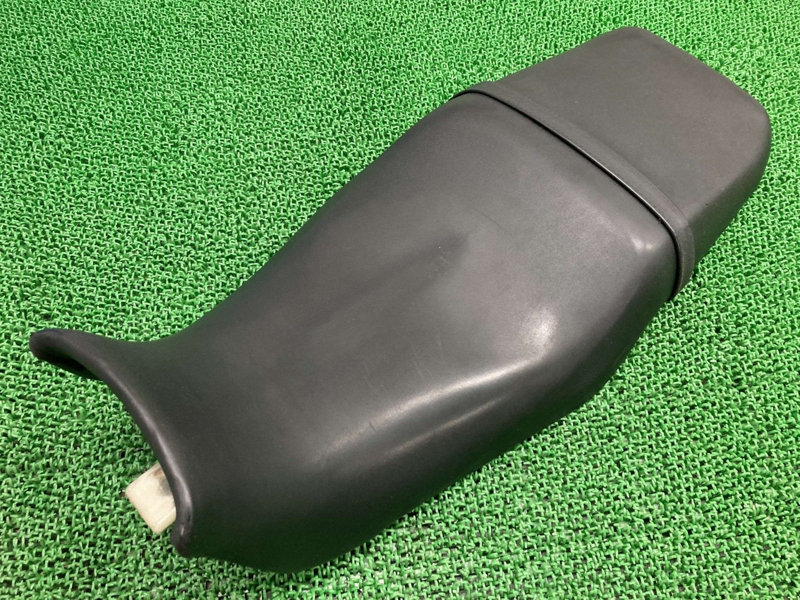 アクロス シート 24D0 スズキ 純正 中古 バイク 部品 GJ75A ACROSS シートバンド aK