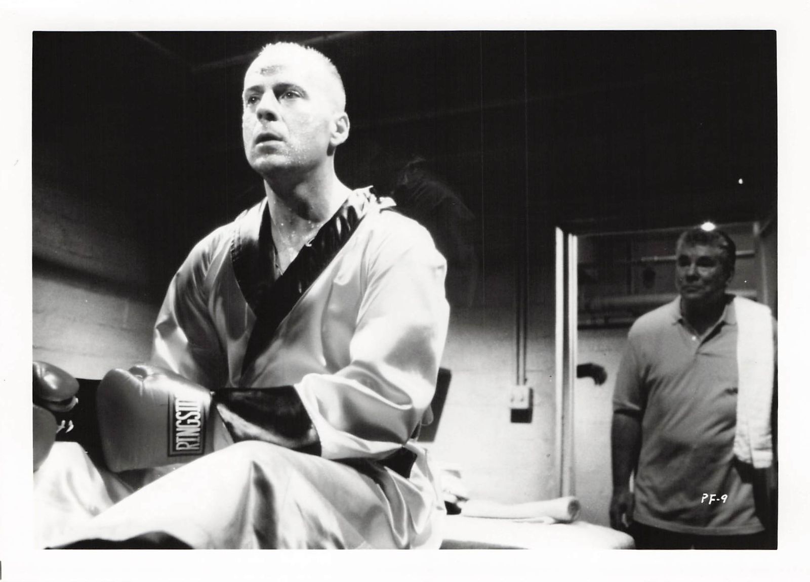 t『パルプ・フィクション』1994年映画劇場宣伝用正規オリジナルスチール写真　pt004000　クエンティン・タランティーノ ロジャー・エイヴァリー ジョン・トラヴォルタ サミュエル・Ｌ・ジャクソン ユマ・サーマン