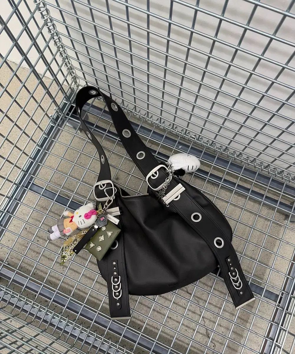 ベイコンディション・アーカイブ・ベラ・ワイド・ストラップ・HOBO BAG (ブラック)