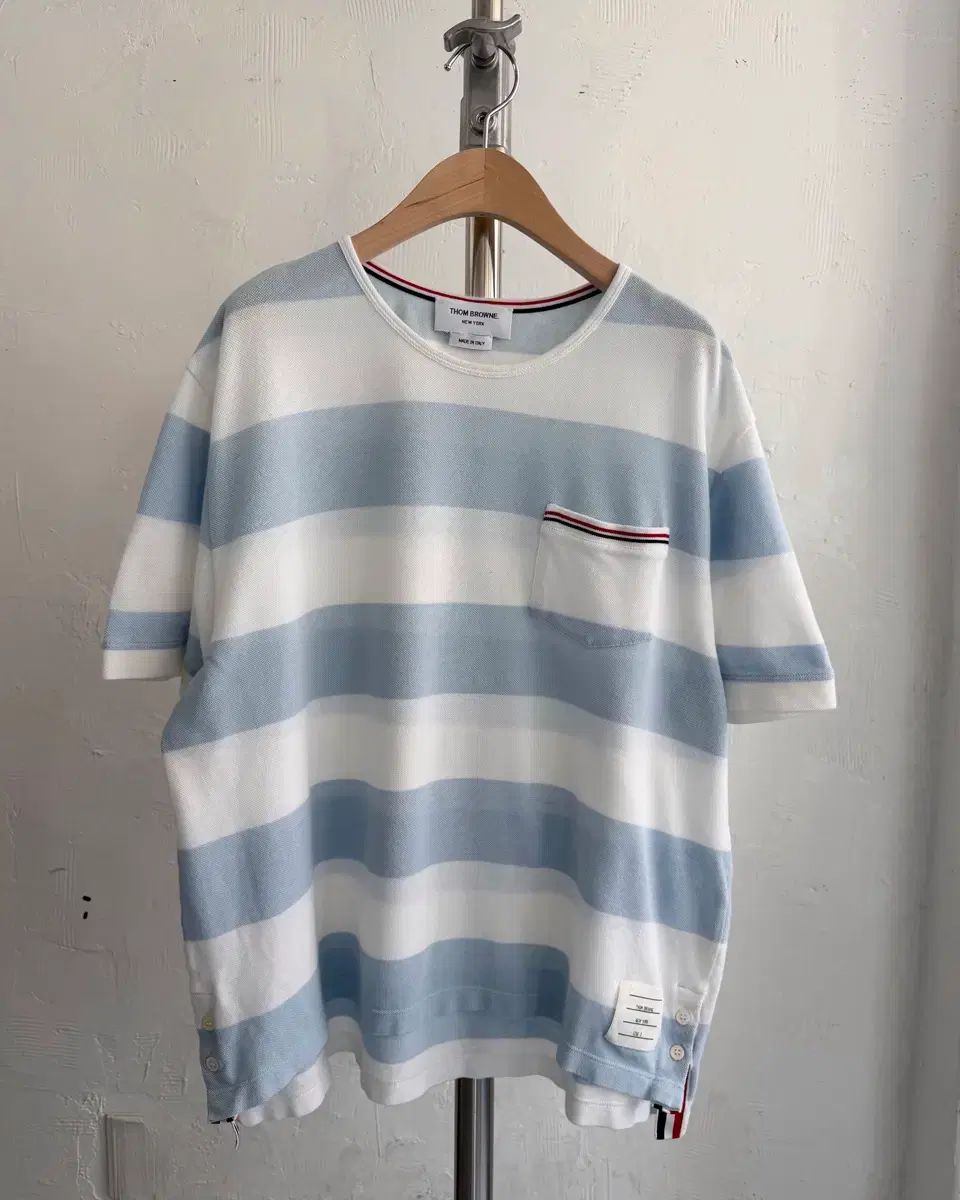 Thom Browne トム・ブラウン スカイブルー ボーダー柄 ポケット Tシャツ
