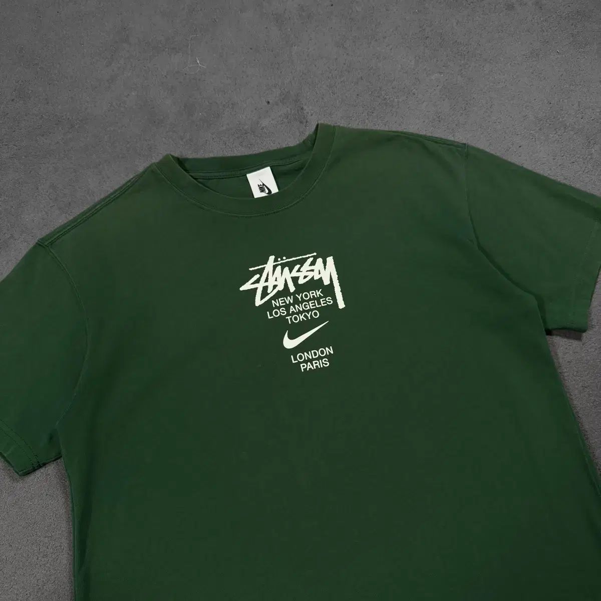 STUSSY x NIKE グリーン 半袖Tシャツ - メルカリ
