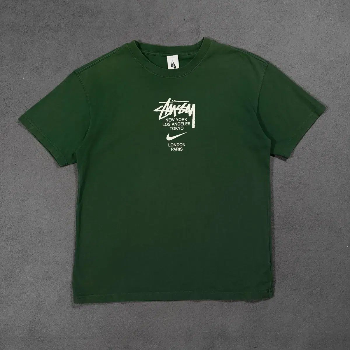 STUSSY x NIKE グリーン 半袖Tシャツ - メルカリ