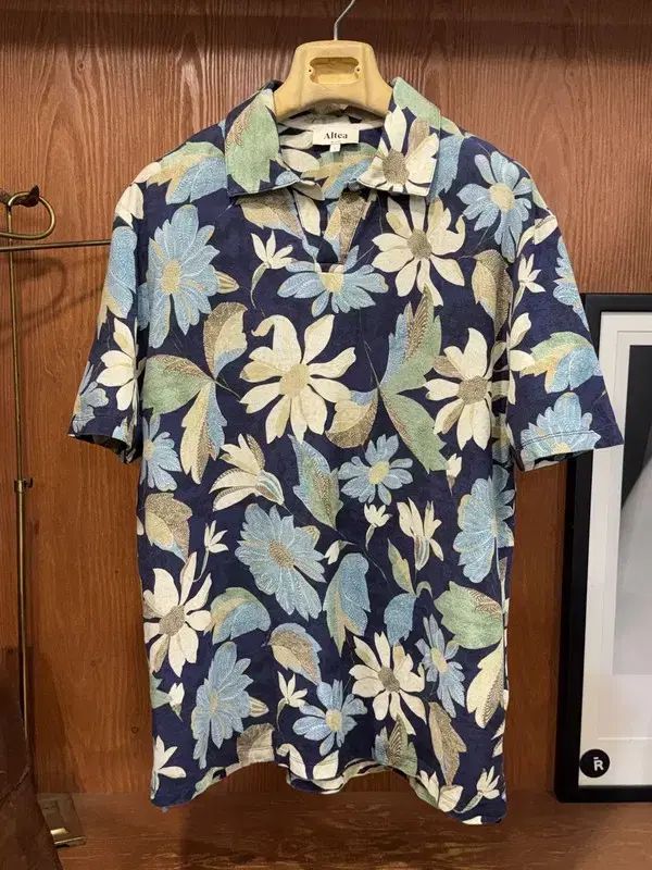 アルテア フラワー オープンカラー Tシャツ 105