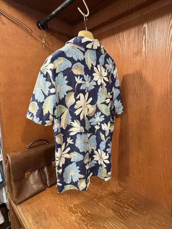 アルテア フラワー オープンカラー Tシャツ 105
