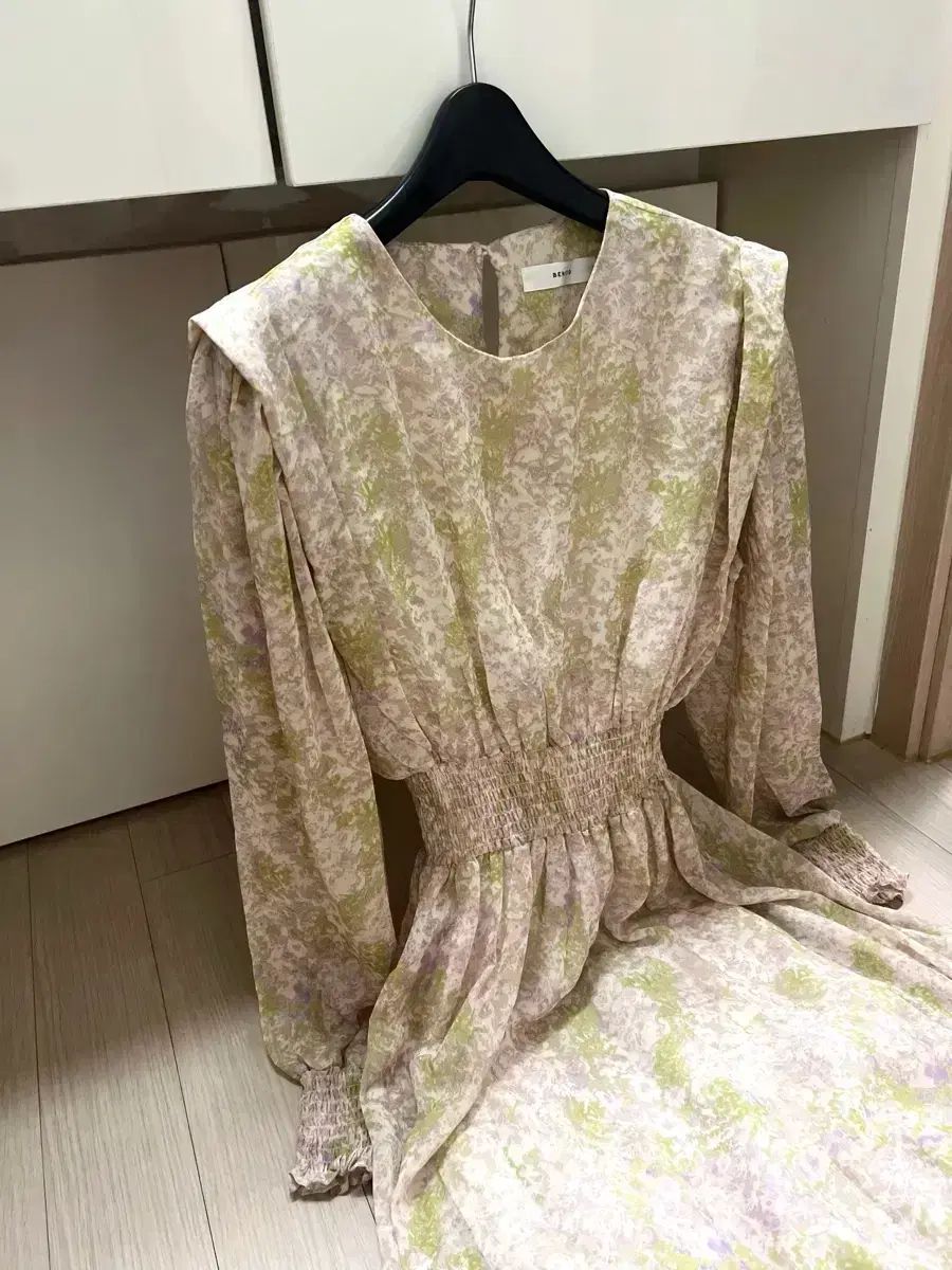 ベニト バネ・ベニト スモーク ロング丈ワンピース ベージュ 水彩 フラワー シフォン ギャザー パフ ゲスト デートコーデ