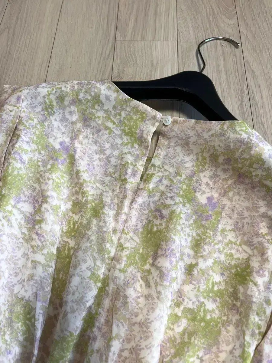 ベニト バネ・ベニト スモーク ロング丈ワンピース ベージュ 水彩 フラワー シフォン ギャザー パフ ゲスト デートコーデ ベニト バネ・ベニト スモーク ロング丈ワンピース ベージュ 水彩 フラワー シフォン ギャザー パフ ゲスト デートコーデ