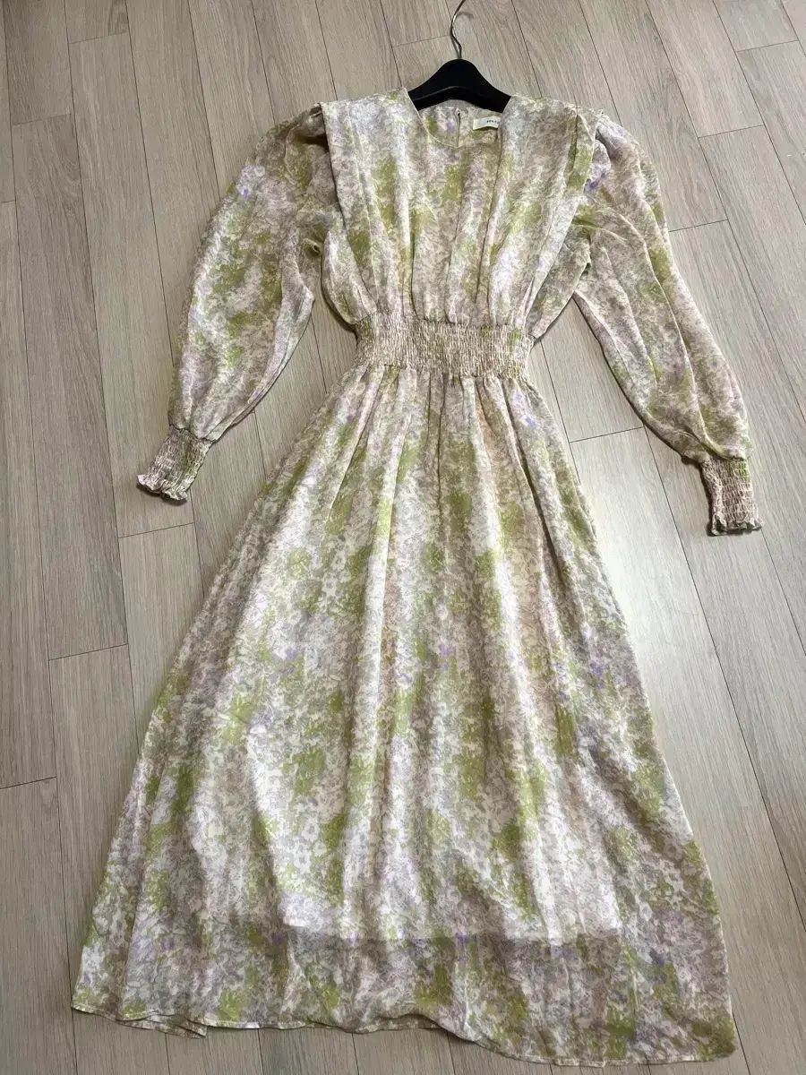 ベニト バネ・ベニト スモーク ロング丈ワンピース ベージュ 水彩 フラワー シフォン ギャザー パフ ゲスト デートコーデ ベニト バネ・ベニト スモーク ロング丈ワンピース ベージュ 水彩 フラワー シフォン ギャザー パフ ゲスト デートコーデ