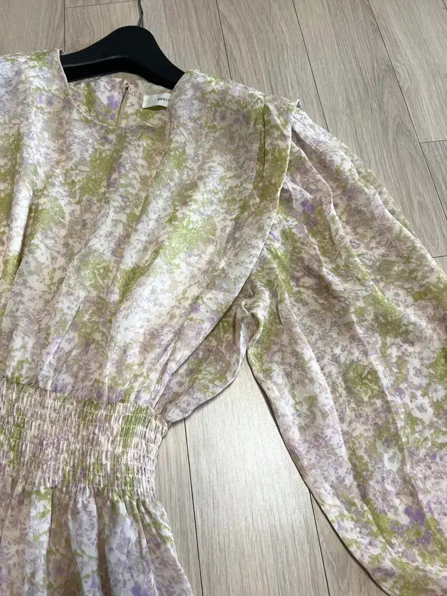 ベニト バネ・ベニト スモーク ロング丈ワンピース ベージュ 水彩 フラワー シフォン ギャザー パフ ゲスト デートコーデ ベニト バネ・ベニト スモーク ロング丈ワンピース ベージュ 水彩 フラワー シフォン ギャザー パフ ゲスト デートコーデ
