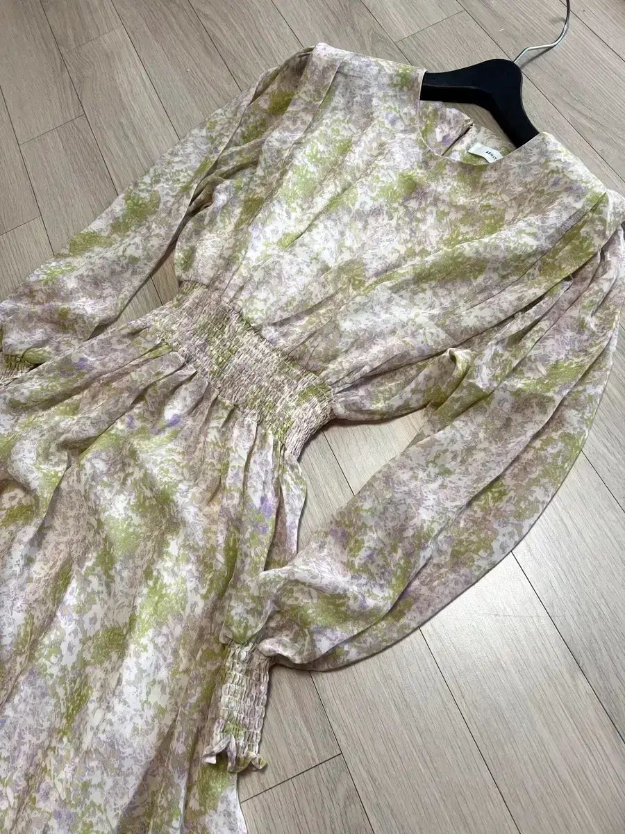 ベニト バネ・ベニト スモーク ロング丈ワンピース ベージュ 水彩 フラワー シフォン ギャザー パフ ゲスト デートコーデ ベニト バネ・ベニト スモーク ロング丈ワンピース ベージュ 水彩 フラワー シフォン ギャザー パフ ゲスト デートコーデ