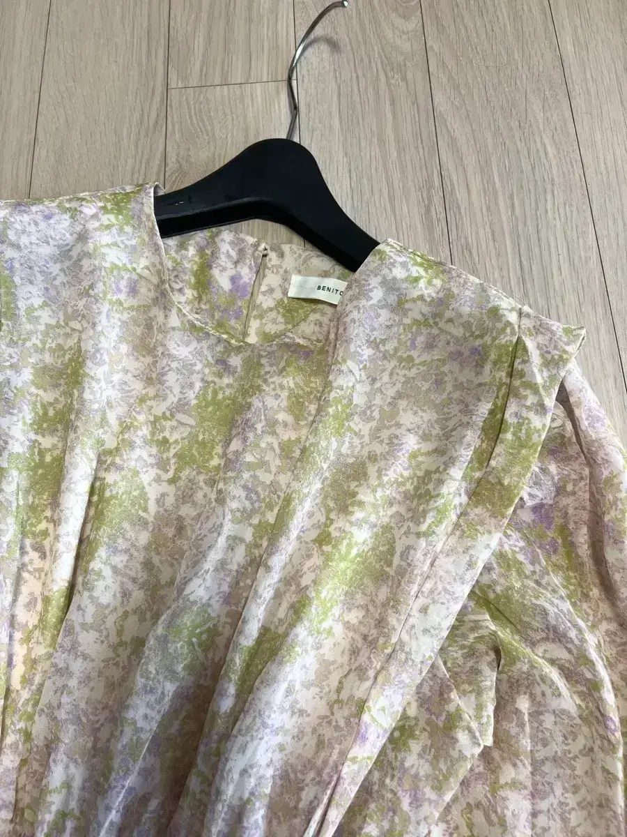ベニト バネ・ベニト スモーク ロング丈ワンピース ベージュ 水彩 フラワー シフォン ギャザー パフ ゲスト デートコーデ ベニト バネ・ベニト スモーク ロング丈ワンピース ベージュ 水彩 フラワー シフォン ギャザー パフ ゲスト デートコーデ