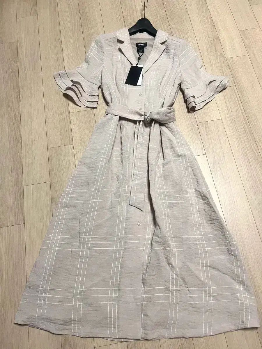 新品) DKNY ティアードフリル袖 レーヨン CHECK ロング丈ワンピース ベージュベルト 半袖 レディース 夏 ONE PIECE