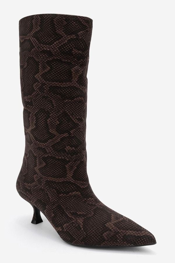 プロローグシューズ レディース ブーツ・レインブーツ Prologue Shoes Crow Embossed Pointed Toe Boot Brown Pattern Faux Leather