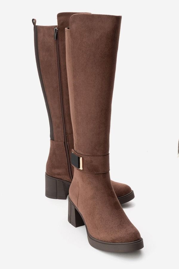 プロローグシューズ レディース ブーツ・レインブーツ ヒール Prologue Shoes Moreni Stretch Buckle Block Heel Knee High Boot Brown