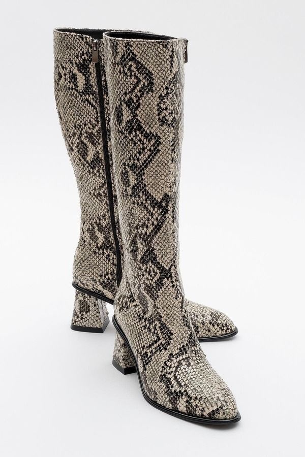 プロローグシューズ レディース ブーツ・レインブーツ ヒール Prologue Shoes Elly Pattern Block Heel Boot White Pattern Faux Leathe