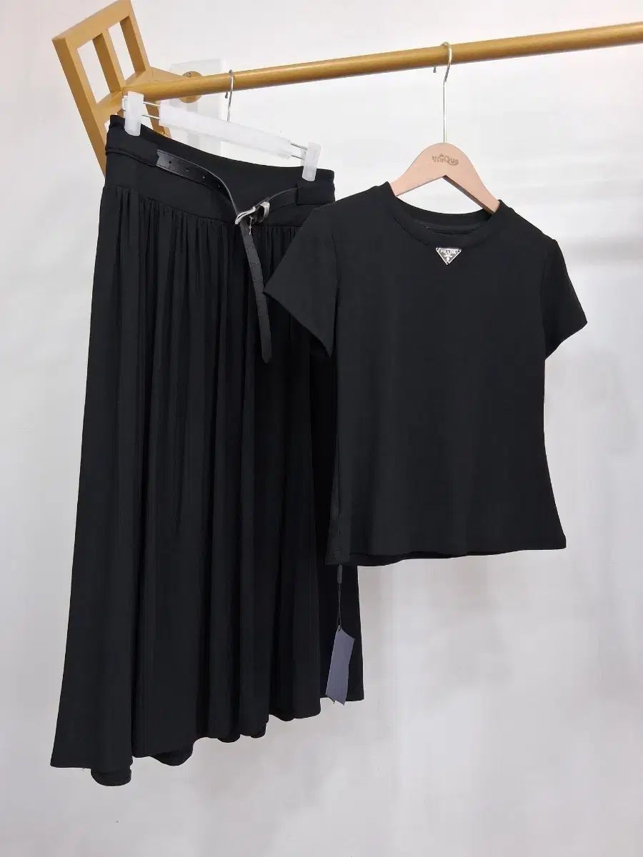 ブラック半袖Tシャツ & ベルトスカート55