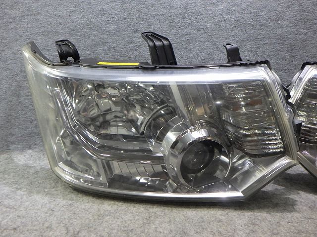 デリカD5 ヘッドライト 左右 HID CV 前期 100-87918 9301D291 ジャンク